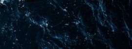 Темно синее море фон