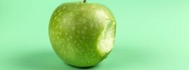 Зеленое яблоко на белом фоне