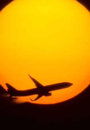 Самолет на фоне луны