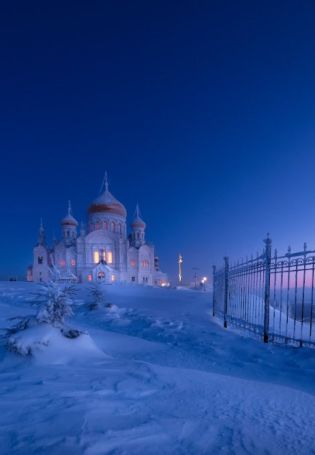 Церковь в снегу