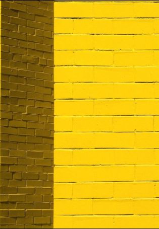Желтая кирпичная стена фон