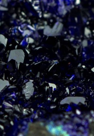 Темно фиолетовые кристаллы