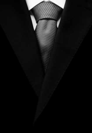 Длинный черный галстук