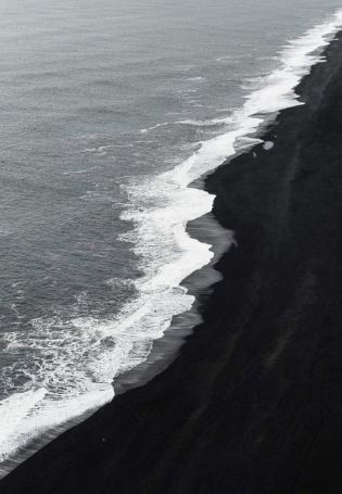 Море с черным песком
