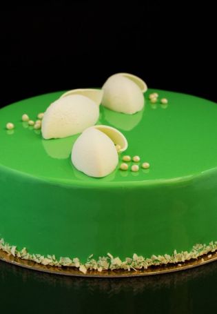 Зеленый торт на день рождения