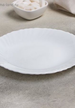 Белая тарелка