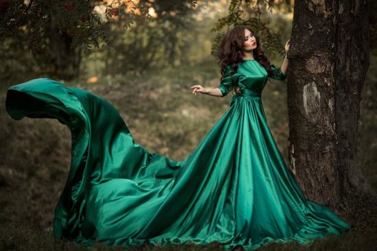 Девушка в зеленом платье