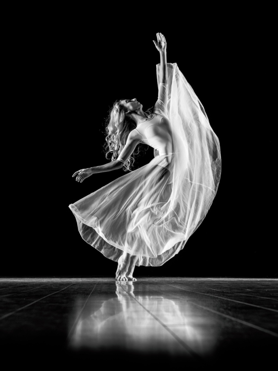 Балерина черно белая