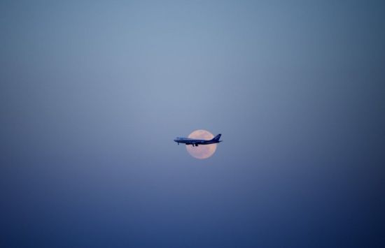 Самолет и луна