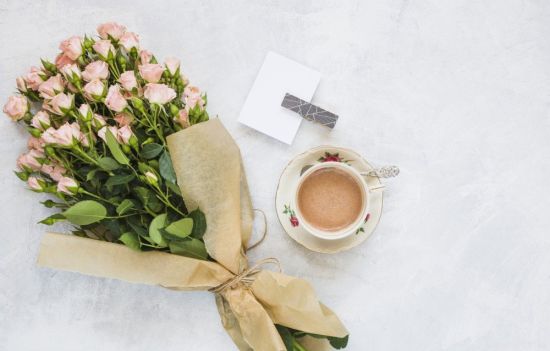 Чашка кофе и цветы