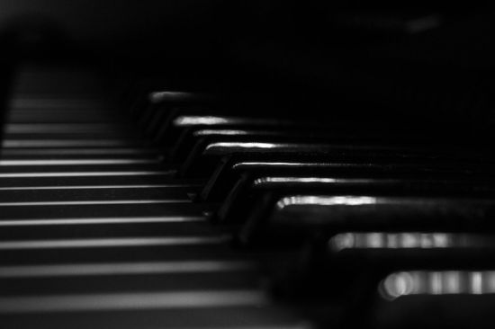 Черно белое пианино