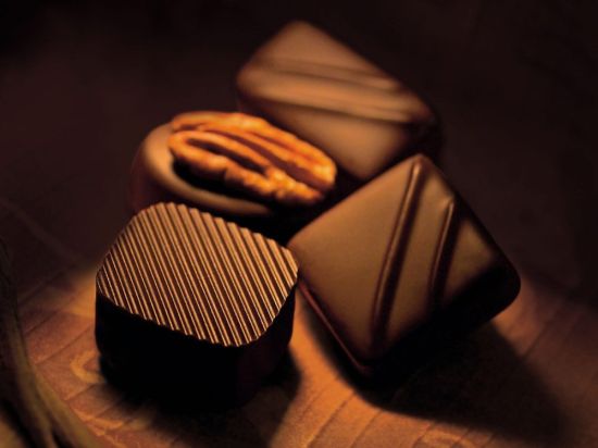Шоколад на черном фоне