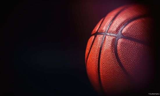 Баскетбольный мяч на черном фоне