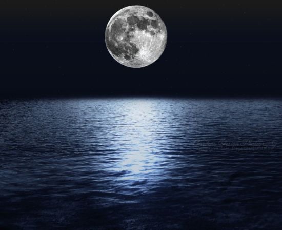 Отражение луны в воде