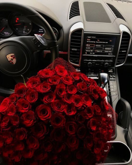 Розы в машине
