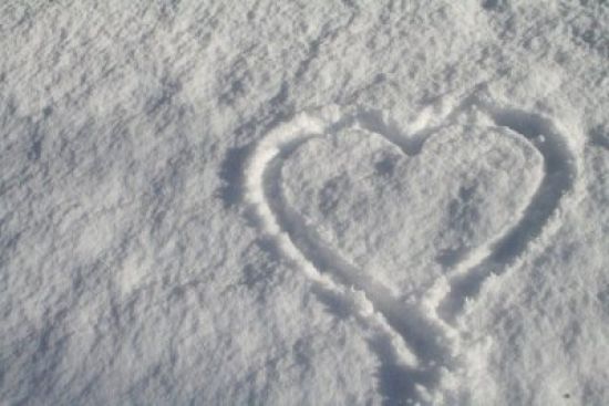 Сердечко на снегу