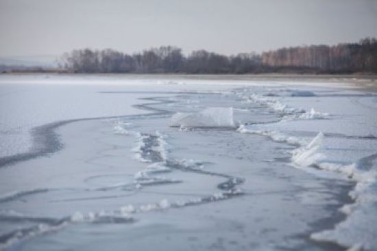 Река покрытая льдом