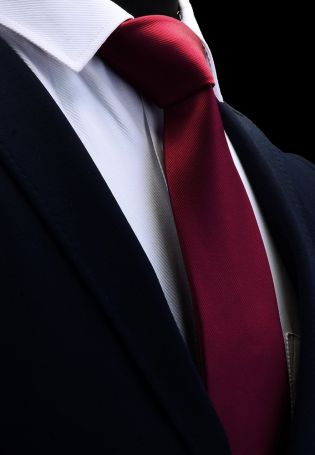 Смокинг с красным галстуком