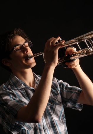 Трубач музыкальный инструмент