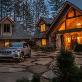 Красивый дом с машиной