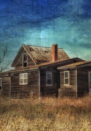 Заброшенный деревянный дом