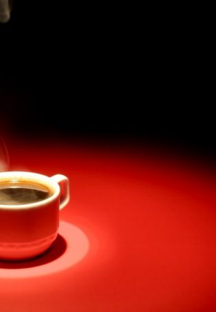 Красная чашка кофе