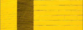 Желтая кирпичная стена фон
