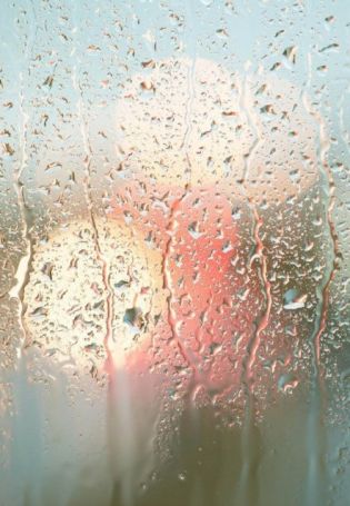Капли дождя на стекле фон