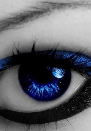 Красивые синие глаза