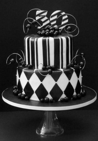 Белый торт на черном фоне