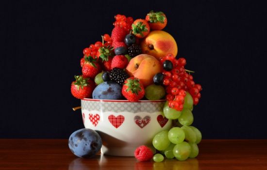 Овощи и фрукты на черном фоне