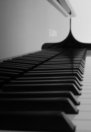 Черный рояль на черном фоне