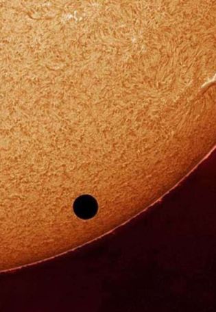 Меркурий на фоне солнца