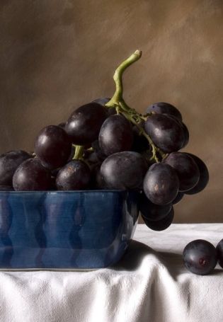 Виноград на темном фоне