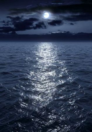 Отражение луны в море