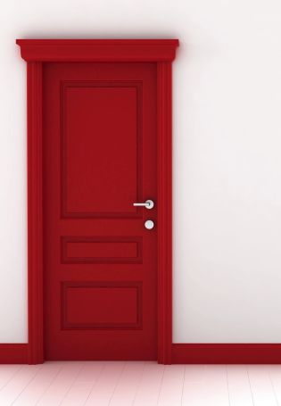 Открытая красная дверь