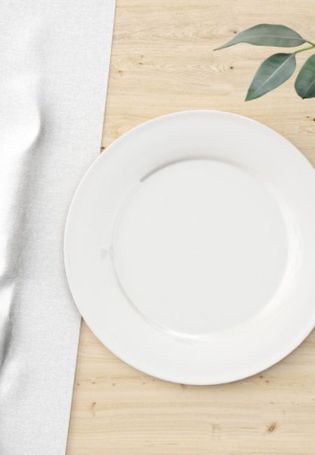 Белая плоская тарелка