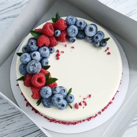 Белый торт с фруктами