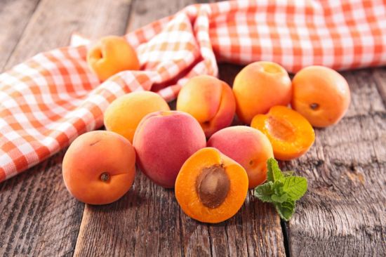 Фрукты персики абрикосы