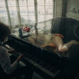 Человек за пианино
