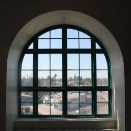 Комната с арочным окном