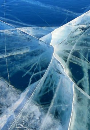 Трещины на льду байкала