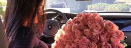 Девушка в машине с цветами