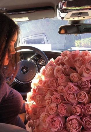Девушка в машине с цветами