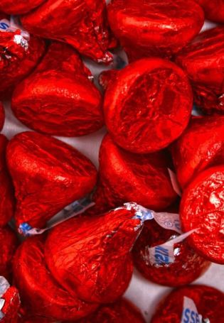 Красные круглые конфеты