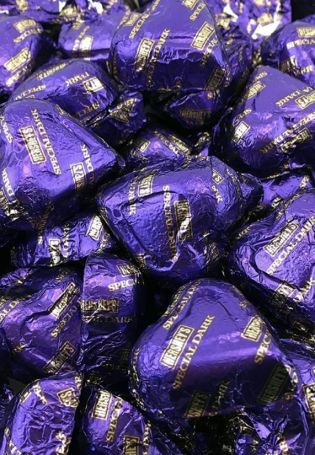 Шоколадные конфеты в фиолетовой обертке