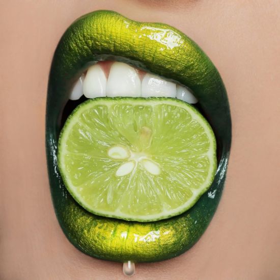 Зеленые губы с лимоном