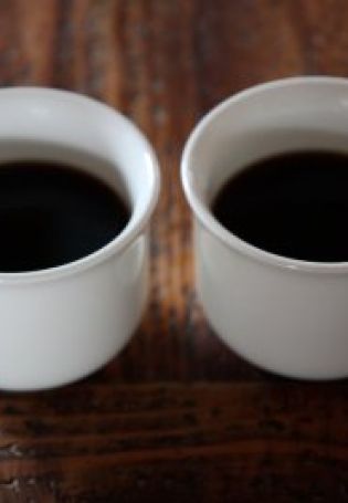 Две чашки кофе на столе