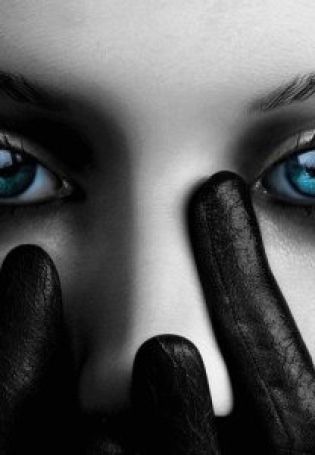 Голубые глаза в темноте