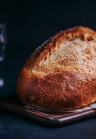 Хлеб на темном фоне